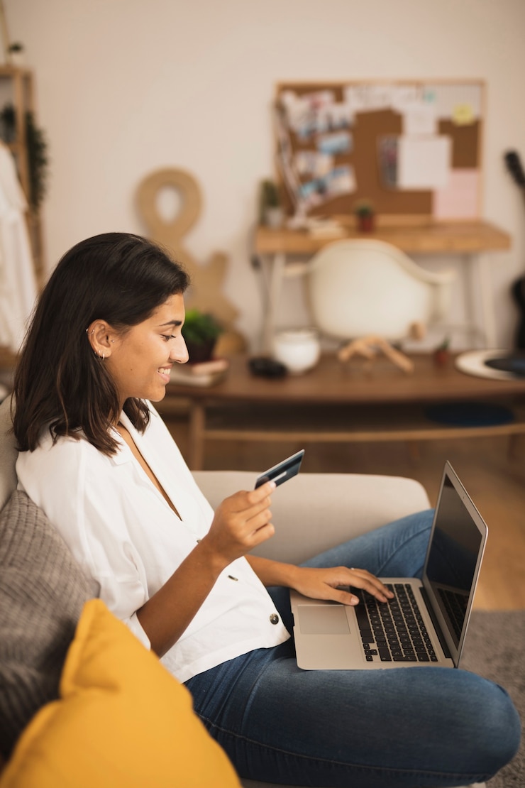 Mulher utilizando laptop para vendas online